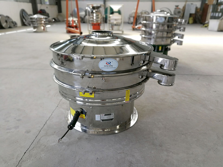 全不銹鋼振動(dòng)篩整機(jī)采用不銹鋼拋光而成，干凈衛(wèi)生，可避免原料被污染